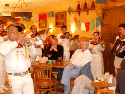 Estadounidenses disfrutando de la música de mariachi en el restaurante Otaez en Alameda, en donde cada año se celebra el Cinco de Mayo.