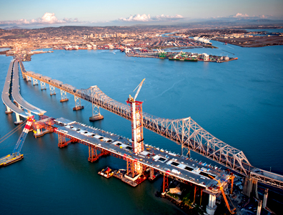 Vista panóramica de los trabajos del nuevo Bay Bridge. Originalmente su inauguración estaba programada para el 2007; sin embargo, ahora se planea que abra al público en el 2013.