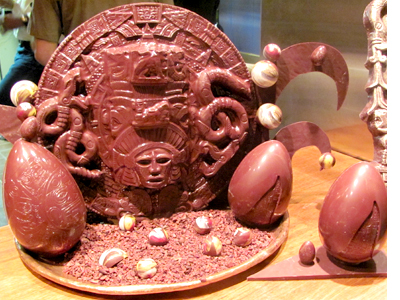 Calendarios mayas y aztecas hechos de chocolate en casa de Chocolates en Berkeley. 