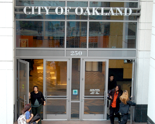 Una auditoría reciente a la ciudad de Oakland llevada a cabo por la la oficina de la Auditora Courtney Ruby reveló que Oakland gastó dinero de los impuestos de los contribuyentes sin llevar a cabo una apropiada verificación y diligencia para asegurar que las compras tecnológicas cubrirían exitosamente las necesidades de seguridad pública de la ciudad.