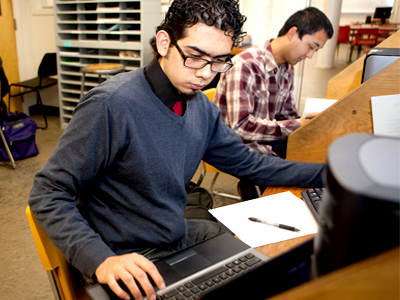 Luis Rodriguez, 20, trabaja en problemas de matemáticas en el laboratorio de computadoras en el Colegio Napa Valley. Foto: Deanne Fitzmaurice, EdSource.