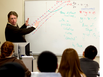 David Ellingson, profesor de matemáticas, enseña un curso de ecuaciones diferenciales en el Colegio Napa Valley. Foto: Deanne Fitzmaurice, EdSource.