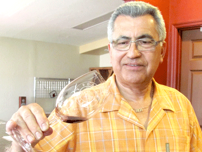 Dr. Ricardo Aguirre, fundador y productor de Bodegas Aguirre Winery en el Valle de Livermore. Foto: Ferron Salniker