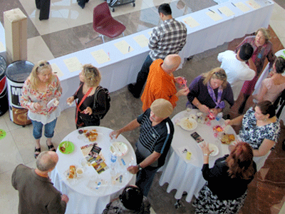 El evento El Sabor de Hayward atrajo a más de 300 invitados al City Hall en Hayward. Los asistentes disfrutaron de los platillos gastronómicos presentados por los restaurantes, y ‘caterers’ de la ciudad y además de los vinos que se producen en las regiones aledañas a Hayward. Foto: Ferron Salniker