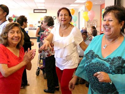 De izquierda a derecha, Dulce Castillo, Diana Veronica Benavides y Amailia Jauregui, se divierten y bailan en la Fiesta Dance para personas de la tercera edad en el Fruitvale-San Antonio Senior Center en Oakland.