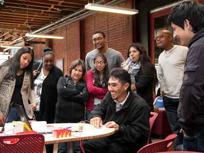 Padre de familia de un estudiante de Oakland en un taller en Google comparte su creación con la comunidad.