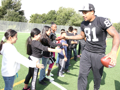 Mychal Rivera fue uno de los jugadores de los Raiders interactuando con los estudiantes de la escuela primaria Fairview en Hayward.