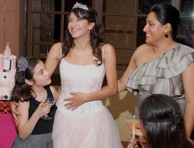 Quinceañera Angélica Perez and her family celebrate at a restaurant in Alameda.Foto: JAY DODSON