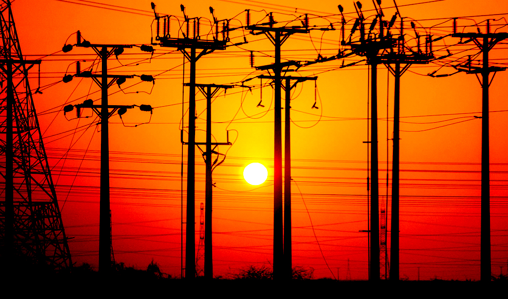 Líneas de transmisión eléctrica en California durante la temporada de incendios forestales.