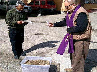 Un sacerdote mexicano bendice la tierra con agua bendita antes de ser traída a los Estados Unidos bajo un permiso para ser usada en Chapel of the Chimes Memorial Park en Hayward.