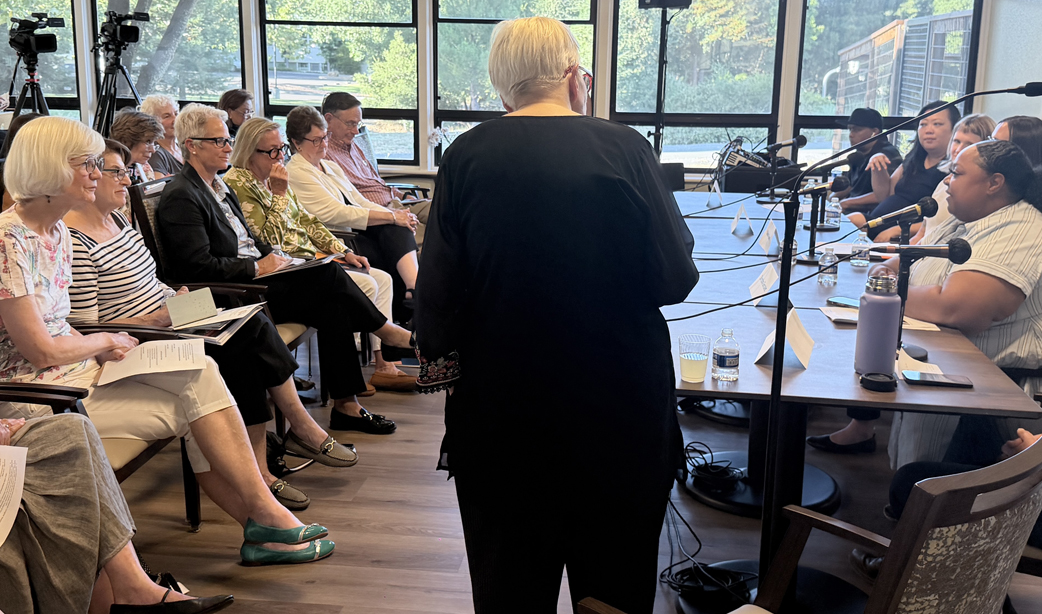 Especialistas y líderes comunitarios participan en un panel sobre el apoyo a cuidadores familiares durante un encuentro en Sonoma, California.